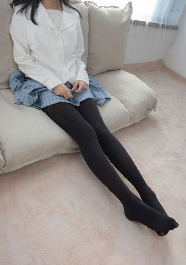 边亲边把手放衣服里发出声音