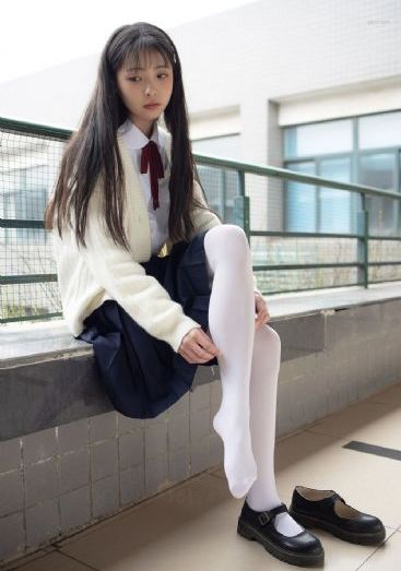 一脸嫌弃表情的妹子给你看胖次
