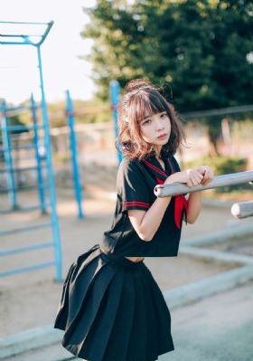 她从火光走来